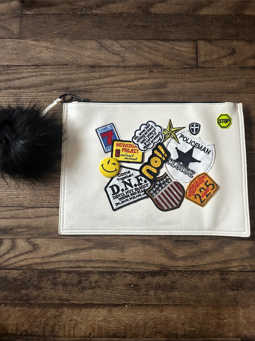 Dream control White Patch-Decor Pouch with Pom Pom